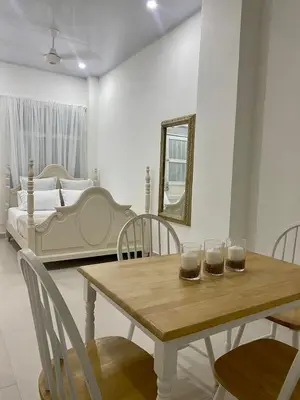 a dining room with a table and chairs and a bed at Apartamento en Centro histórico de Cartagena in Estación El Salto