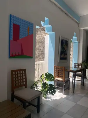 a room with two chairs and a table and a painting at Apartamento en Centro histórico de Cartagena in Estación El Salto