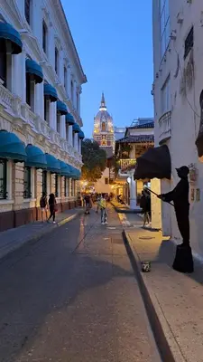 a statue of a man on a street in a city at Apartamento en Centro histórico de Cartagena in Estación El Salto