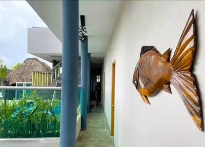a fish sculpture on the wall of a house at Escapada Perfecta en Apartasuites Privadas Coveñas in Coveñas