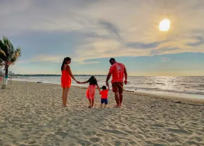 a family walking on the beach at the beach at Escapada Perfecta en Apartasuites Privadas Coveñas in Coveñas