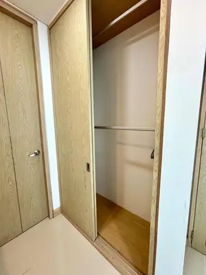 a walk in closet with a glass door at Apartamento entero amoblado con excelente ubicación en Barranquilla in Barranquilla