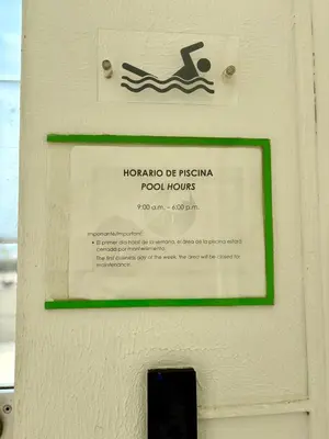 a sign on a wall with a picture on it at Apartamento entero amoblado con excelente ubicación en Barranquilla in Barranquilla