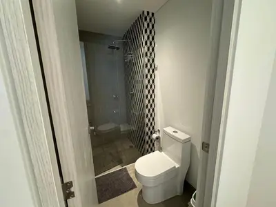 a small bathroom with a toilet and a shower at Hermosa y Comoda Suite en Distrito 90 in Barranquilla