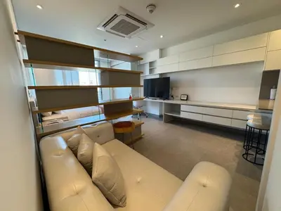 a living room with a couch and a kitchen at Hermosa y Comoda Suite en Distrito 90 in Barranquilla