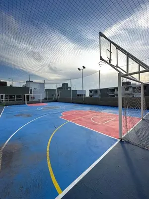 a basketball court with a net and a basketball hoop at Comfortable 2 bedroom apartment with pool in Miramar in Barranquilla