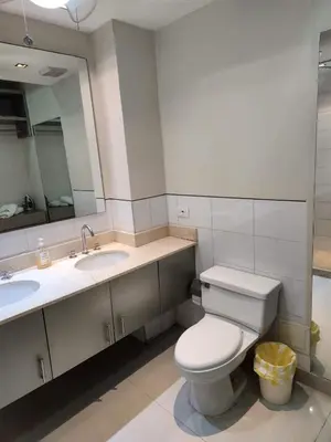 a bathroom with a toilet and two sinks and a mirror at Apartamento en Cartagena con vista al mar in Cartagena de Indias