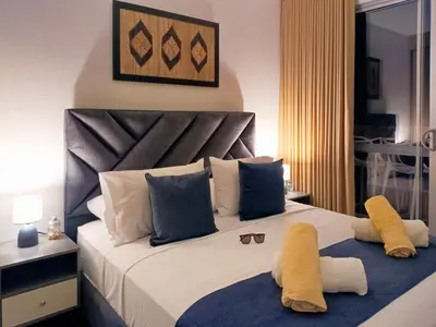 a bedroom with a bed with two towels on it at Moderno, vista al mar, AC, Wifi200MB,5Min Aeropuerto in Estación El Salto