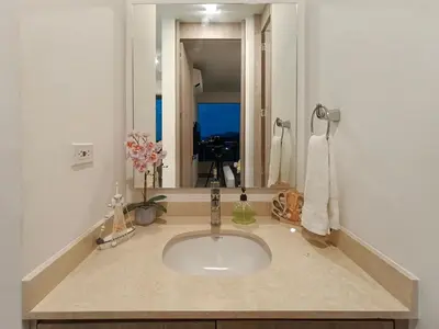 a bathroom with a sink with a mirror at Moderno, vista al mar, AC, Wifi200MB,5Min Aeropuerto in Estación El Salto