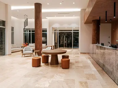 a lobby with a circular table and chairs at Moderno, vista al mar, AC, Wifi200MB,5Min Aeropuerto in Estación El Salto