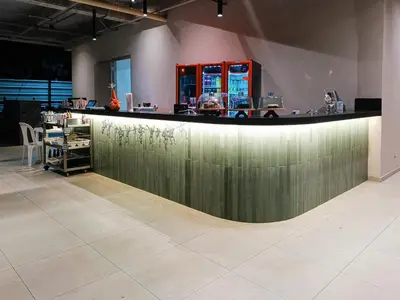 a green counter with a bar in a room at Moderno, vista al mar, AC, Wifi200MB,5Min Aeropuerto in Estación El Salto