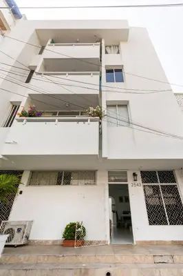 a white apartment building with a balcony at Hermoso apartamento en manga piso 3 in Cartagena de Indias