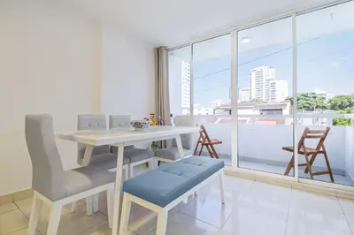 a dining room with a table and chairs and a window at Hermoso apartamento en manga piso 3 in Cartagena de Indias