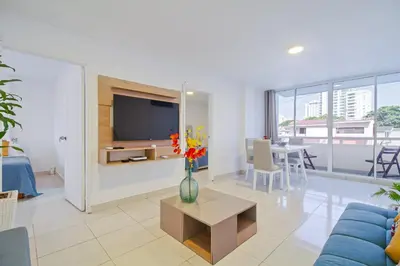 a living room with a vase of flowers on a table at Hermoso apartamento en manga piso 3 in Cartagena de Indias