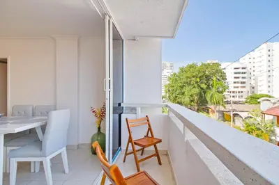 a balcony with a table and chairs and a view at Hermoso apartamento en manga piso 3 in Cartagena de Indias