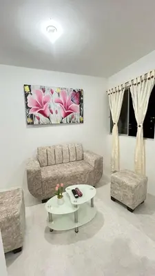 a living room with a couch and a coffee table at Alojamiento cerca del centro histórico y de la playa in Estación El Salto