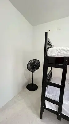 a stool in a room next to a bunk bed at Alojamiento cerca del centro histórico y de la playa in Estación El Salto