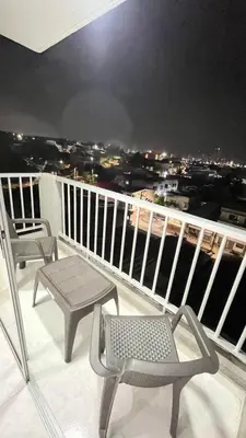 a balcony with two chairs and a table and a view at Alojamiento cerca del centro histórico y de la playa in Estación El Salto