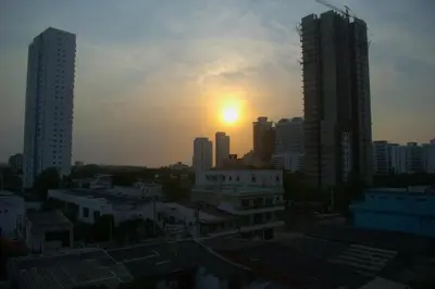 a sunset in a city with tall buildings at Hermoso Apartamento Cerca a Playa in Cartagena de Indias