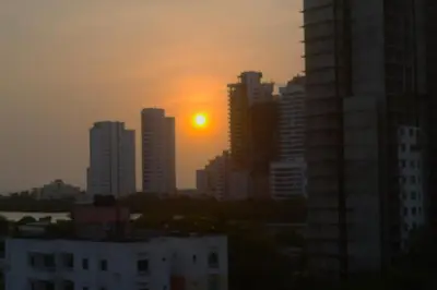 a sunset in a city with tall buildings at Hermoso Apartamento Cerca a Playa in Cartagena de Indias