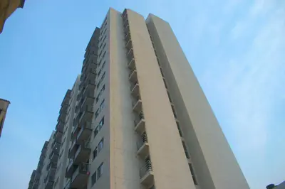 a tall building with balconies and a blue sky at Hermoso Apartamento Cerca a Playa in Cartagena de Indias