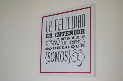 a framed sign on a wall in a room at Hermoso Apartamento Cerca a Playa in Cartagena de Indias