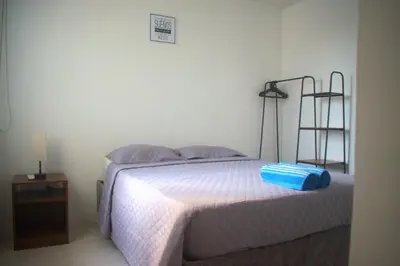 a bedroom with a bed with a blue tray on it at Hermoso Apartamento Cerca a Playa in Cartagena de Indias