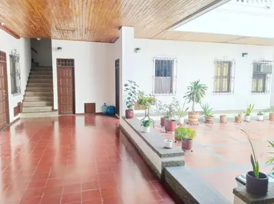a large room with potted plants and a wooden ceiling at Agradable apto en el centro histórico in Cartagena de Indias