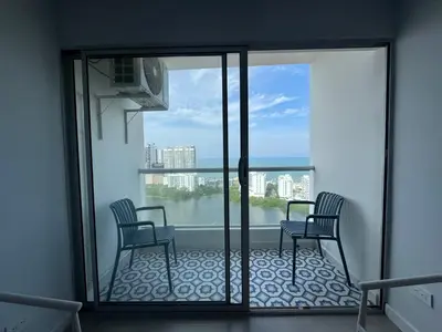 two chairs on a balcony with sliding glass doors at Oasis Vista al Mar in Cartagena de Indias