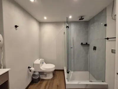 a bathroom with a toilet and a glass shower at Moderna suite con balcón a pasos de la playa in Cartagena de Indias