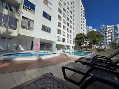 a building with a swimming pool in a courtyard at Moderna suite con balcón a pasos de la playa in Cartagena de Indias