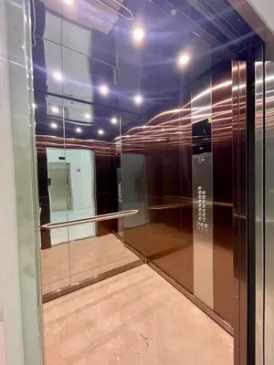 a glass room with a table and a mirror at Modern apartment near the airport in Cartagena de Indias