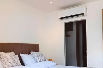 a room with a bed with a air conditioner on the wall at Vista impresionante y cama king en Baia Kristal in Los Arrayanes