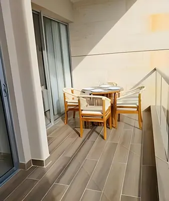 a dining room with a table and chairs at Vista impresionante y cama king en Baia Kristal in Los Arrayanes