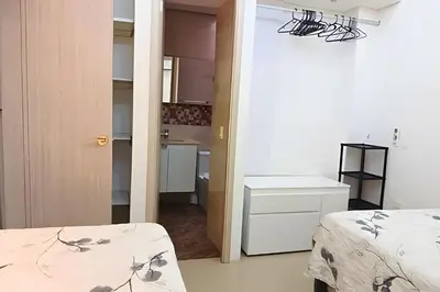 a room with two beds and a small kitchen at Dúplex Frente al Mar cerca C.Amurallada in Cartagena de Indias
