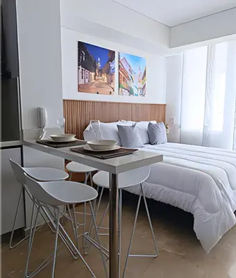 a bedroom with a bed and a table and chairs at Playa, Vista al mar y Comodidad, ubicación perfecta in Cartagena de Indias