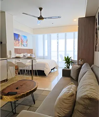 a living room with a couch and a table at Playa, Vista al mar y Comodidad, ubicación perfecta in Cartagena de Indias