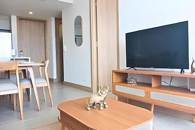 a living room with a television on a table at Lujo y comodidad Frente al Mar in Cartagena de Indias