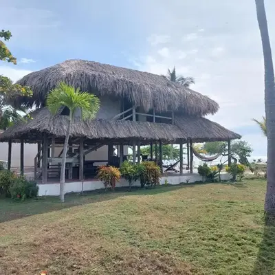 Cabaña ecológica frente al mar en isla fuerte