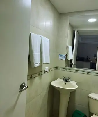 a bathroom with a sink and a toilet and a mirror at Apto a pasos de la playa, ubicación perfecta in Cartagena de Indias