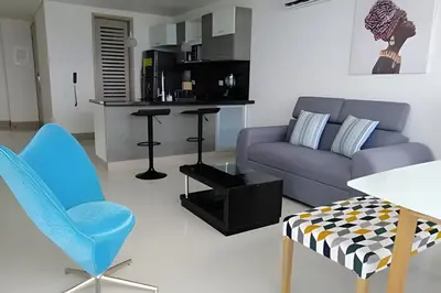 a living room with a couch and a table at Espectacular vista en la mejor zona del Laguito in Cartagena de Indias