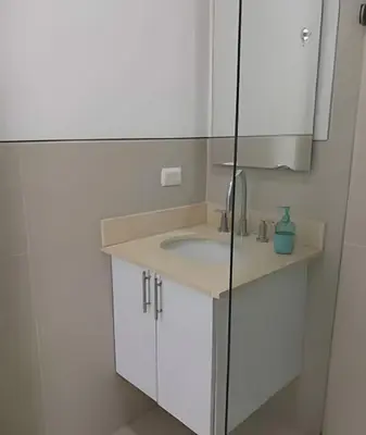 a white bathroom with a sink and a mirror at Precioso apto cama King y con salida a playa in Cartagena de Indias