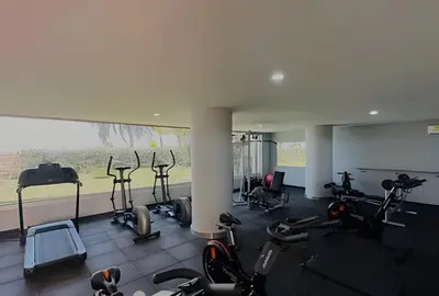 a gym with several treadmills and exercise bikes at Precioso apto cama King y con salida a playa in Cartagena de Indias