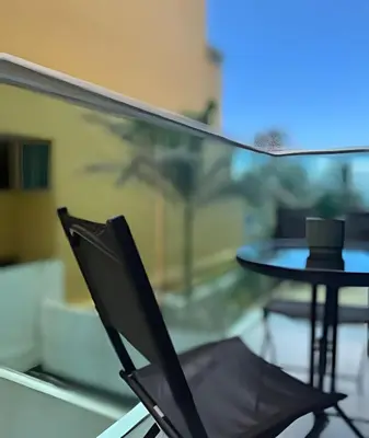 a black chair sitting in front of a table at Lindo apto con salida directa a la playa in Cartagena de Indias