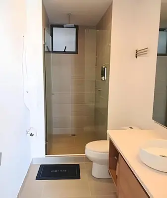 a white bathroom with a toilet and a shower at Lujo y privacidad, Vista y salida directa al mar in Cartagena de Indias