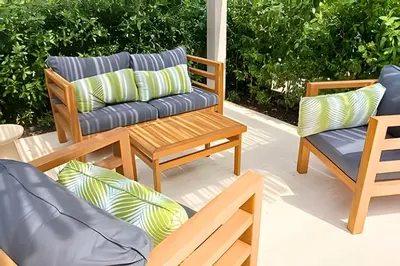 a patio with two chairs and a wooden bench at Lujoso, último piso con salida directa a la playa in Cartagena de Indias