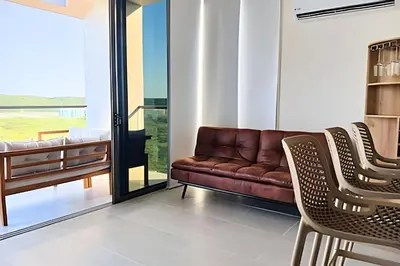a living room with a couch and a balcony at Lujoso, último piso con salida directa a la playa in Cartagena de Indias