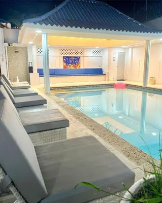 a large swimming pool with stairs at Casa lujosa cerca al mar en cartagena in Cartagena de Indias