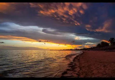 a sunset on the beach with a cloudy sky at Apto De 3 Hab con Vista y Salida directa Al Mar in Estación El Salto