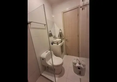 a bathroom with a toilet and a sink and a shower at Apto De 3 Hab con Vista y Salida directa Al Mar in Estación El Salto